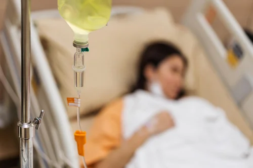 девушка лежит под капельницей омепразола