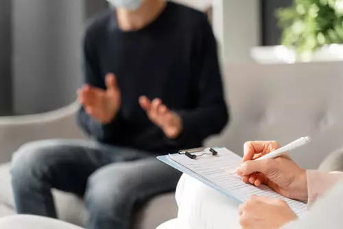 мужчина проходит лечение депрессивного расстройства